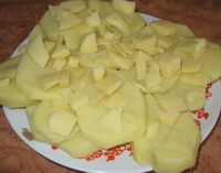 Положить на картошку сыр